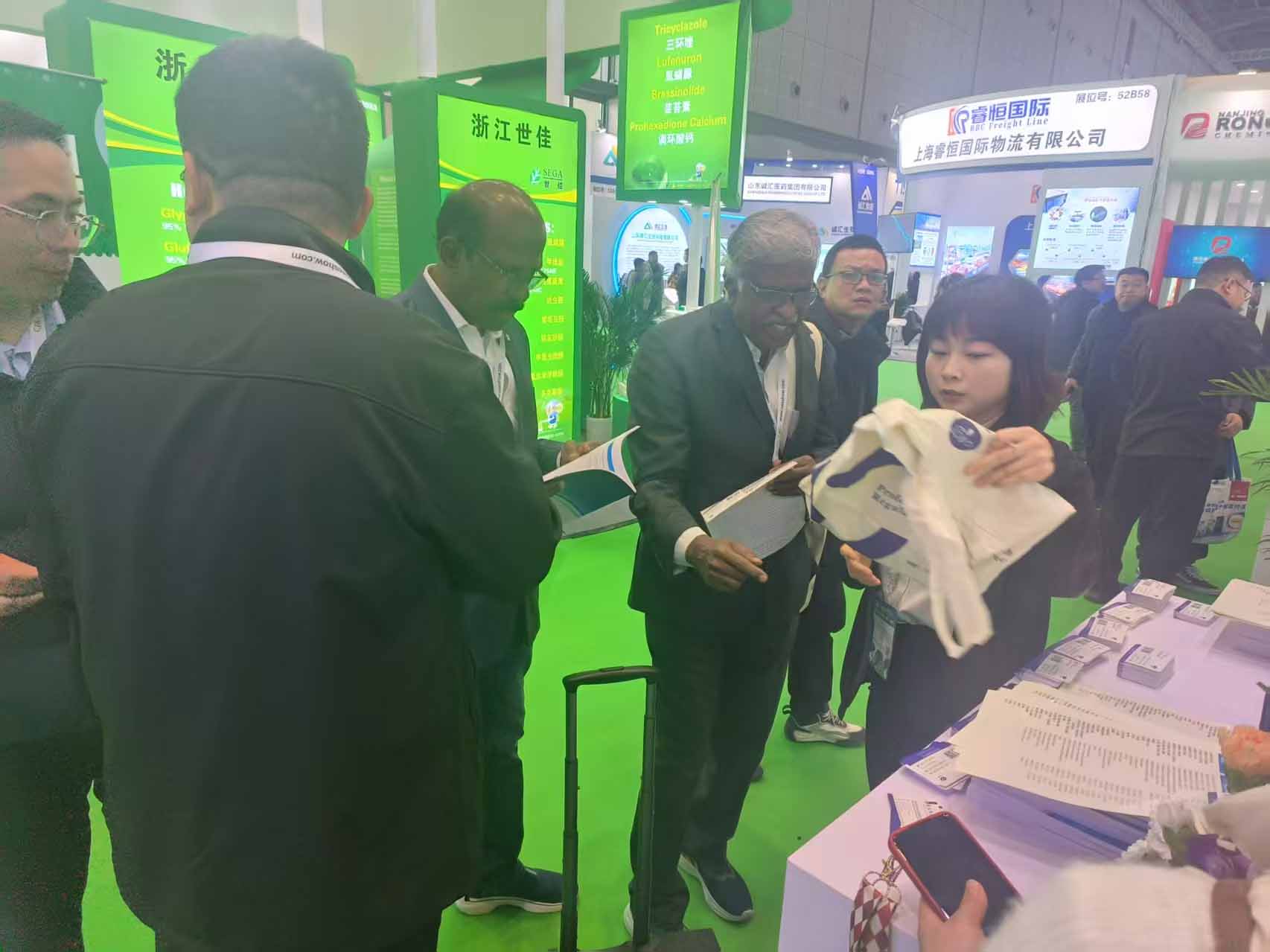 春风携机缘 盛会启新章! ▏Z6尊龙生化闪灼第25届中国国际农用化学品及植保展览会(图2) 春风携机缘 盛会启新章! ▏Z6尊龙生化闪灼第25届中国国际农用化学品及植保展览会(图2)